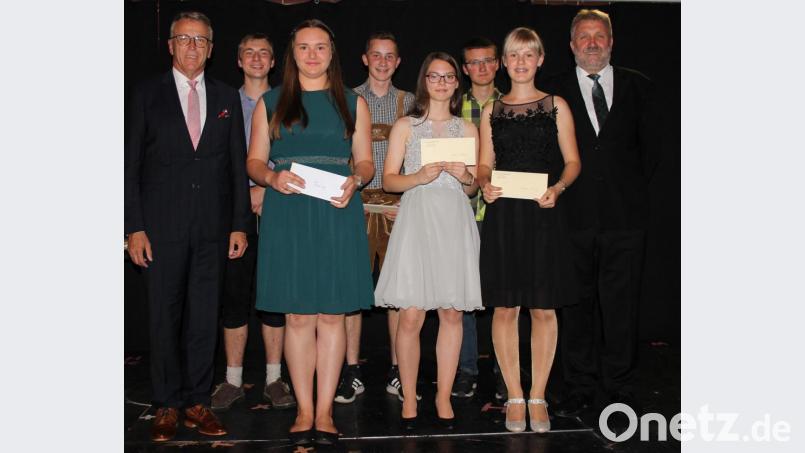Die Prüfungsbesten durften sich über eine Zusatzehrung, übergeben von Bürgermeister Franz Stahl freuen. (Von links nach rechts) Bürgermeister Franz Stahl, Gerd Burkhard, Katharina Weigl, Florian Weiß, Laura Rama, Jeremia Froschauer, Nadine König und Rektor Wilhelm Trisl. Bild: heb