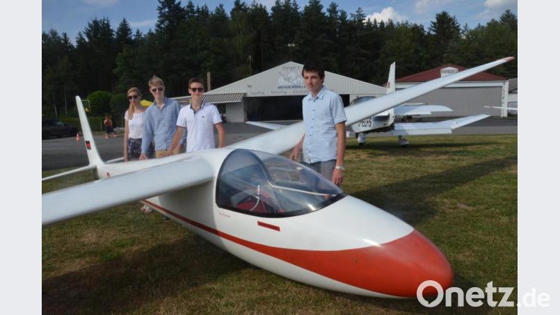 Der Aero-Club-Nachwuchs ist stolz auf die neue Ka 6 E, die man in den kommenden Jahren im Werkstattprojekt wieder in den Urzustand zurückversetzen möchte. Bild: Kunz