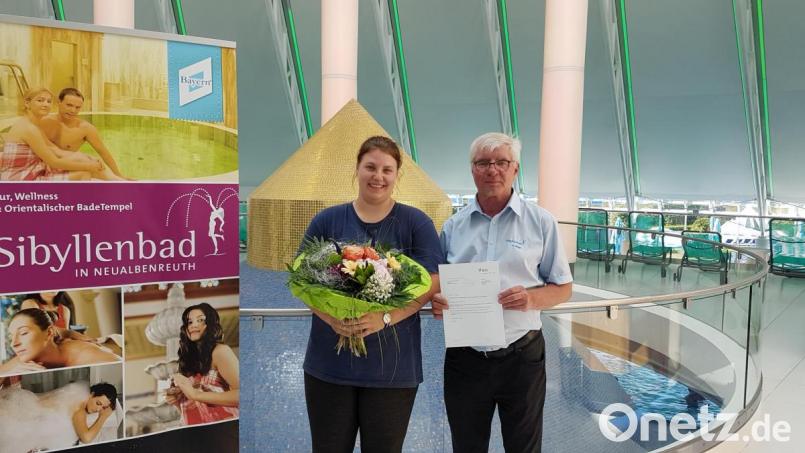 Sibyllenbad-Leiter Gerhard Geiger gratulierte Anna-Lena Mickisch zur bestandenen Abschlussprüfung. Bild: exb