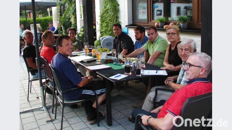 Zur weiteren Vorbereitung der Sommerlounge 2020 traf sich das Vorbereitungsteam unter Leitung von Wolfgang Doleschal. Auch die Vorsitzende des Fördervereins Fichtelgebirge, Sybille Kießling (Mitte), war anwesend. Bild: ld