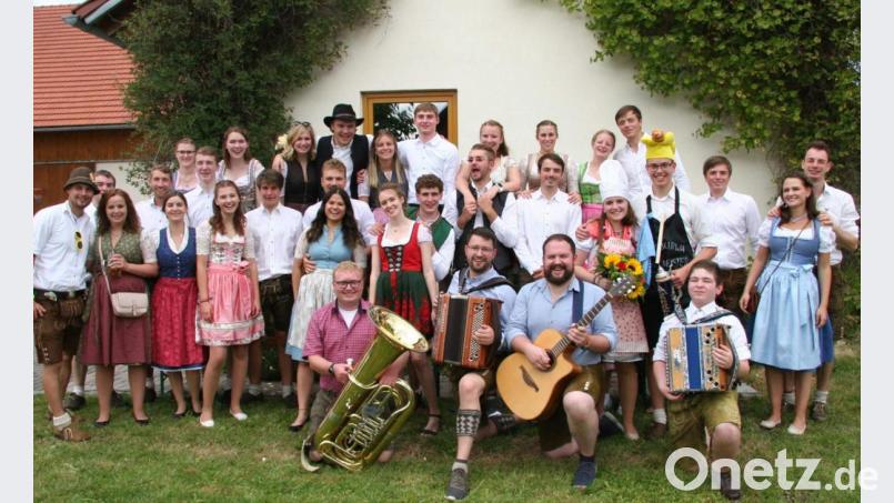 Mit Recht waren die Burgstaller stolz auf ihre feschen 15 Kirwapaare, die beim Baumaustanzen eine gute Figur machten und von „Tuba-Tobi and Friends“ musikalisch begleitet wurden. Bild: u