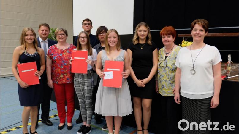 Die drei Besten jeder Klasse wurden besonders hervorgehoben und erhielten jeweils einen Gutschein von der Schule und ein Geschenk von der Stadt als Anerkennung ihrer guten Leistungen. Im Bild (von links) Hannah Ziegert, Zweiter Bürgermeister Stefan Grillmeier, Rektorin Gisela Kastner, Annegret Prade, Maurice Choroba, Moritz Krauß, Leonie Reif, Angelina Langer und die Klassenleiterinnen Monika Beer-Helm (10) und Tanja Zeus (9). Bild: exb