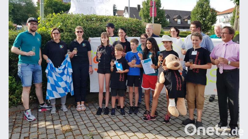 Als Landessieger erhielten die &quot;Stonewood-Kids&quot; nach ihrer Rückkehr einen hochkarätigen Empfang. Bürgermeister Hans Donko (rechts) ließ es sich ebenso nicht nehmen, die Sieger willkommen zu heißen, wie BRK-Kreisgeschäftsführer Holger Schedl (Dritter von rechts). Mit auf dem Bild unter anderem (von links) BRK-Bereitschaftsleiter Sven Lehner sowie Natalie Wölfl, Birgit Schneider und Hugo Hofmann (Zweiter von rechts) vom Kreisverband. Bild: njn