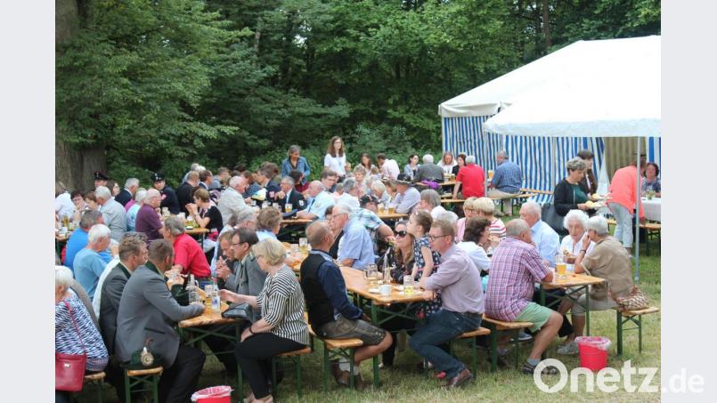 Bei kühlen Getränken verbringen die Gäste in guter Gemeinschaft den Festsonntag. Bild: Susanne Forster