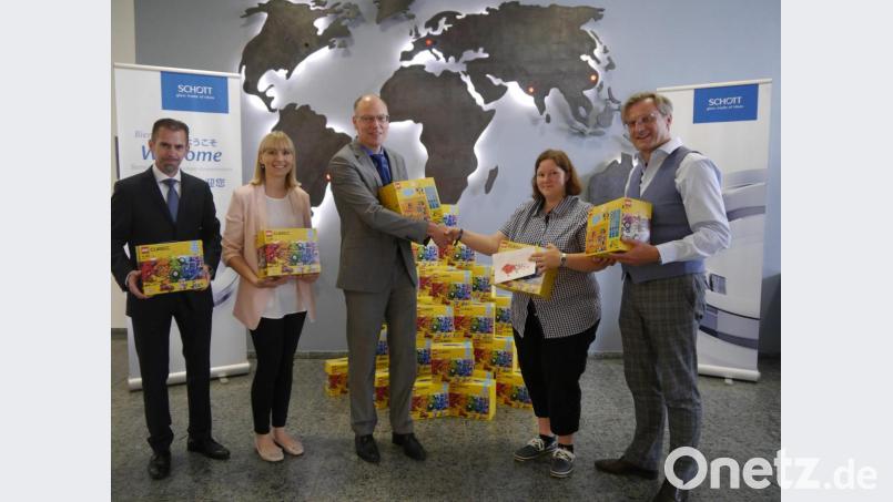 Die Verantwortlichen von Schott übergaben die Legosteine. Von links: Carsten Heine (Personalleiter), Linda Schwägerl (HR-Specialist), Stefan Rosner (Standortleiter), Christina Ponader (Netzwerk Inklusion) und Berthold Kellner (Geschäftsführer Lebenshilfe). Bild: exb