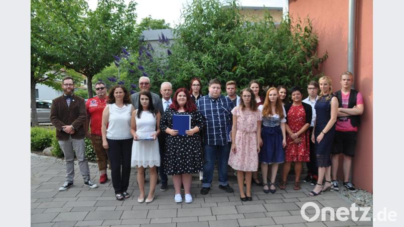 Sonderschulrektorin Franziska Schubert (Dritte von links) gratuliert zwölf Schülern zu ihrem Abschluss. Der Dank von Klassensprecherin Johann Sattler (Siebte von rechts) gilt den Lehrkräften Melanie Iadonisi (rechts daneben), Jasmin Heindl, Brigitte Koch (vorne von rechts) und Oliver Steinberg (links). Bild: ak