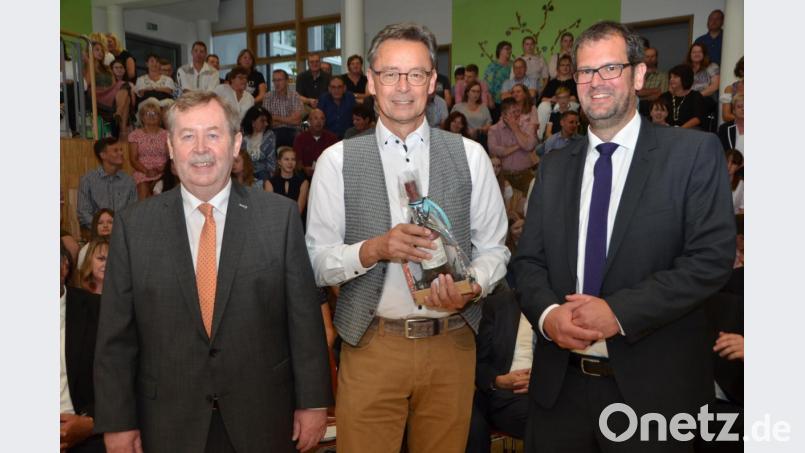 Studienrat Walter Schmalzl (Mitte) verabschiedet sich mit dem Ablauf des Schuljahres in den wohlverdienten Ruhestand. Jetzt kann er seinen Hobbys nachgehen. Realschuldirektor Andreas Meier (links) und Konrektor Kilian Graber (rechts) lassen ihn nur ungern ziehen. Bild: dob