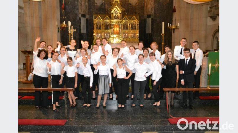 &quot;Zvanika&quot; mit Leiterin Ivanka Deliyska (vorne, links) begeistert fast 200 Besucher in der Josefskirche. Bild: hcz