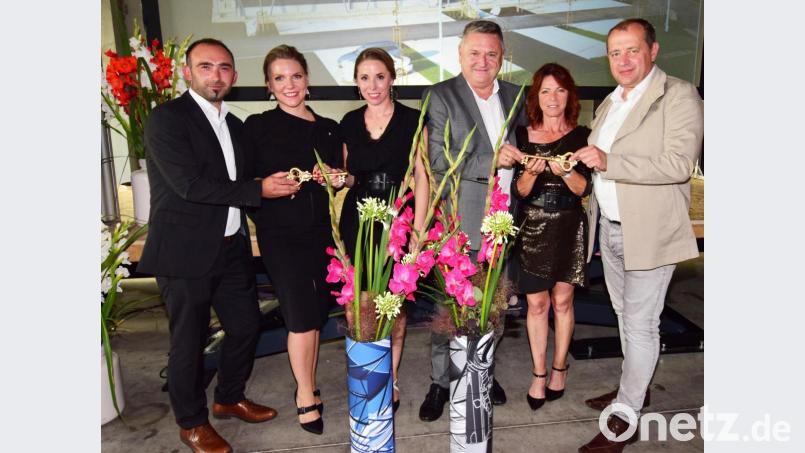 Architekt Georg Zunner übergibt symbolisch den Schlüssel an die Familie Heinl. Bild: no