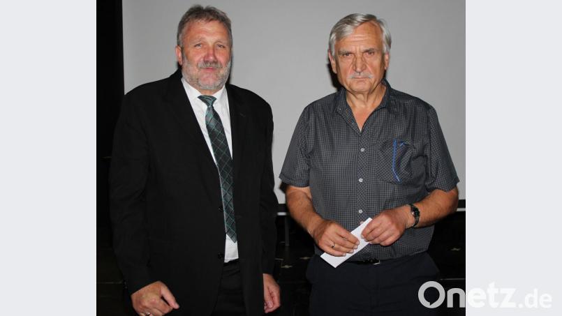 Mit einer kleinen, doch sehr persönlichen Dankesrede nahm Konrektor Joachim Kruppa auch im Namen des Lehrerkollegiums Bezug auf den künftigen Ruhestand von Rektor Wilhelm Trisl. Bild: heb