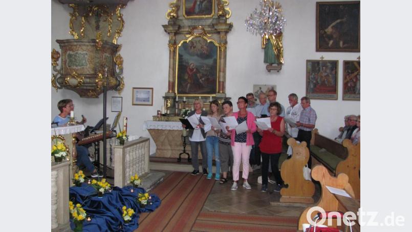 Das Duo Raureif (links) begeistert zusammen mit den Kolping-Singers (rechts) mit zu den meditativen Texten passenden Liedern. Die Ensembles erhalten am Ende begeisterten Applaus. Bild: sei