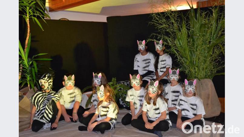 Feindselig sitzen sich die Zebras den Giraffen gegenüber und Zea (links) hätte so gerne mit Raffi gespielt, aber Papa Zebra (Zweiter von links) verbietet es. Bild: gi