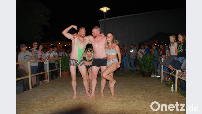 Abschluss der Dessous- und Bademoden-Show Bild: enz