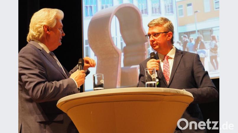 Moderator Sigmund Gottlieb (links) interviewt den tschechischen Vizepremier Karel Havlícek. Bild: Bühner