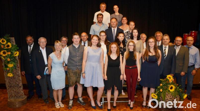 Katja Wildenauer aus Eslarn (vorne, mit schwarzem Kleid) ist mit einem Notendurchschnitt von 1,89 beste M-10-Absolventin der Pfalzgraf-Friedrich-Mittelschule. Marie Liegl aus Moosbach (Mitte, hellblaues Kleid) hat den selben Schnitt erreicht. Wildenauer wies jedoch in den Prüfungsfächern ein noch besseres Ergebnis vor. Aus der Ganztagsklasse überzeugte Kimberly McGibbon (vorne, Zweite von rechts) mit einem Schnitt von 1,8. Dahinter folgte Pauline Semen (vorne, rechts) mit 1,9. Beide kommen aus Altenstadt/Vohenstrauß. Bild: dob