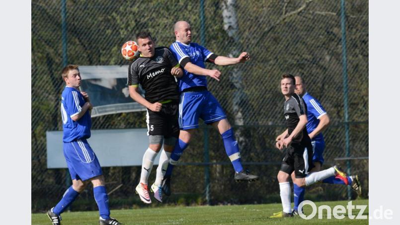 Gordon Börner (rechts) und die Schmidgadener wollen in der neuen Spielzeit nicht wieder so nachlassen wie vorige Saison. Der Klassenerhalt bleibt das vordringliche Ziel des FC. Bild: ham