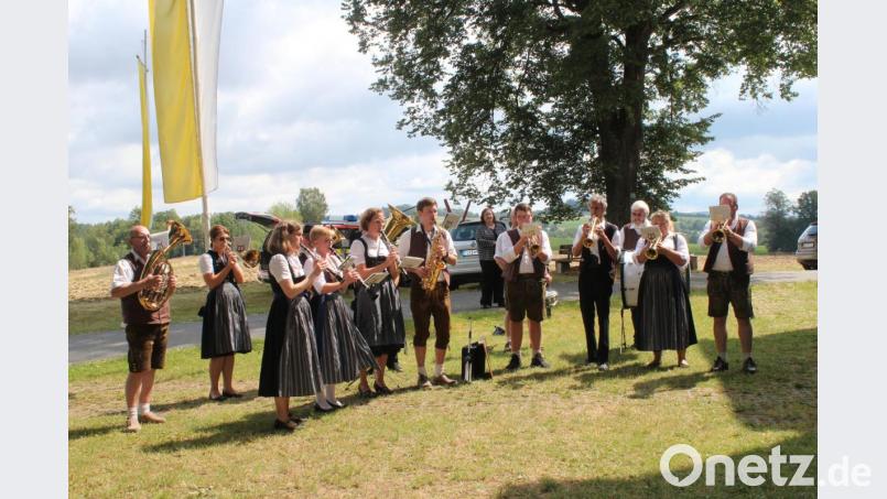 Im Anschluss an den Festgottesdienst gibt die Blaskapelle Etzenricht zwei Stücke zum Besten. Bild: Susanne Forster