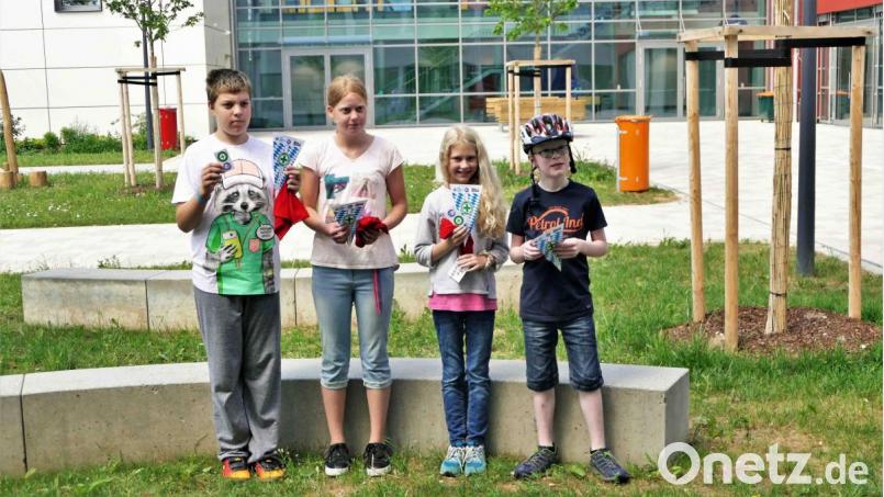 Über einen Ehrenwimpel freuen sich Tim Zeitler, Leonie Hollederer, Lina Schulz, Janik Lingl. Bild: wbe