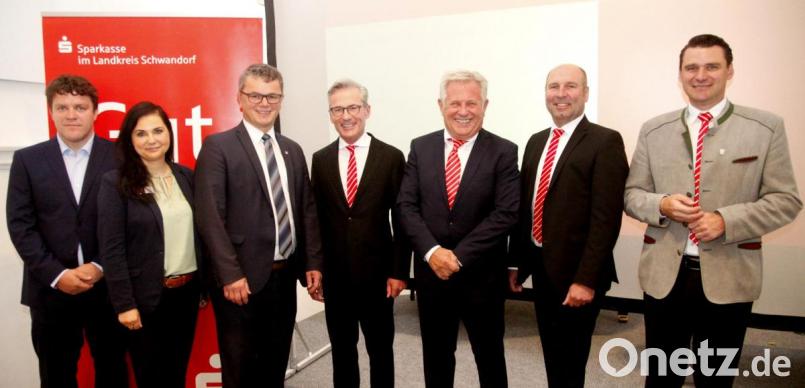 Dr. Florian Hartleb, Jana Fix, Martin Birner, Werner Heß, Heribert Lautenschlager, Thomas Neidl und Thomas Ebeling (von links) sprachen beim Sparkassenforum in der Spitalkirche. Bild: Hirsch