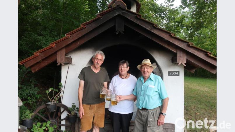 Vorsitzender Josef Stangl (rechts) und seine Frau Erika (Mitte) stoßen mit dem Dritten Bürgermeister der Gemeinde Schwarzenfeld, Gerhard Peter (links), auf ein gutes Gelingen des Backofenfestes am nächsten Samstag an. Bild: Hirsch