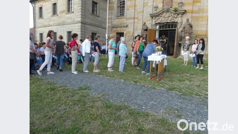 Mit vielen Weihrauchgaben lassen die Gläubigen ihre Ängste und Träume "nach oben" steigen. Gabriele Scherl (rechts) misst dem aufsteigenden Rauch hohen symbolischen Wert bei. Bild: rn