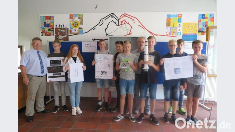 Realschuldirektor German Helgert (links) ist sehr angetan von der Leistung der Achtklässler von Physiklehrer Ralf Bäuml (Vierter von rechts) zum Apollo-Projekt. Bild: jzk