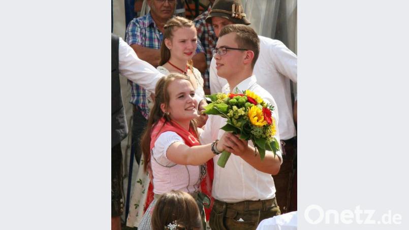 Der Ehrenwalzer endete mit der Kür von Ann-Katrin Müller und Benedikt Dietrich zum neuen Ober-Kirwapaar. Sie hielten den Blumenstrauß in Händen, als "Tuba-Tobi and Friends" mit der Musik stoppten. Bild: u