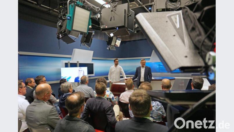 Im Vorfeld der Sitzung des IHK-Gremiums Nordoberpfalz führte Geschäftsführer Christoph Rolf (rechts hinten) durch die Studioräume des lokalen Fernsehsenders. Bild: Hannes/exb