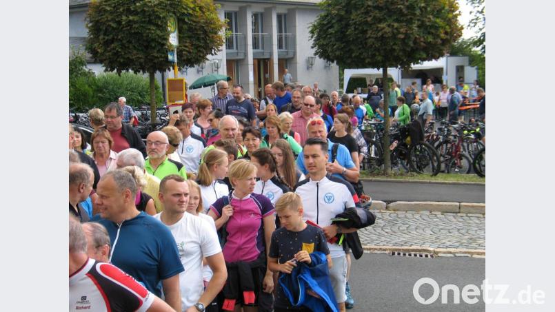 Das T-Shirt der Radsportgruppe des SVI ist wie hier beim Einzug in die Wallfahrtskirche überall präsent. Bild: bkr
