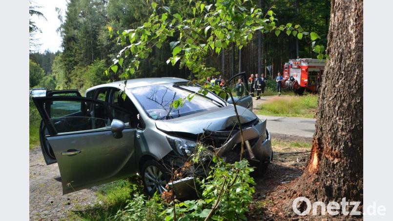 Der 84-jährige Weidener steuerte vermutlich nach einer Herzattacke frontal an einen Baum. Er überlebt nicht. Seine Ehefrau zieht sich durch den Aufprall schwerste Verletzungen zu. Bild: dob