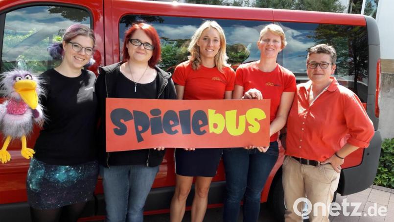 Vera Kaltenecker, Alisa Friedl (Studentinnen OTH Amberg-Weiden), Claudia Mai (kommunale Jugendpflegerin Amberg-Sulzbach), Anita Kinscher (Projektleiterin Spielebus) und die Geschäftsführerin des Kreisjugendrings Amberg-Sulzbach, Daniela Ludwig (von links) freuen sich auf den Tour-Start von Maxl, dem Spielebus. Bild: Hollederer, Christine