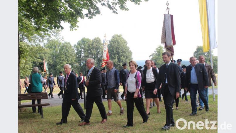 Die Ankunft des Kirchenzugs der Vereine. Erster Bürgermeister Rudolf Schopper (Zweiter von links) MdL Annette Karl (Vierte von links), dritte Bürgermeisterin Maria Sauer (Fünfte von links) und MdL Stephan Oetzinger (Zweiter von rechts) sind auch mit dabei. Bild: Susanne Forster
