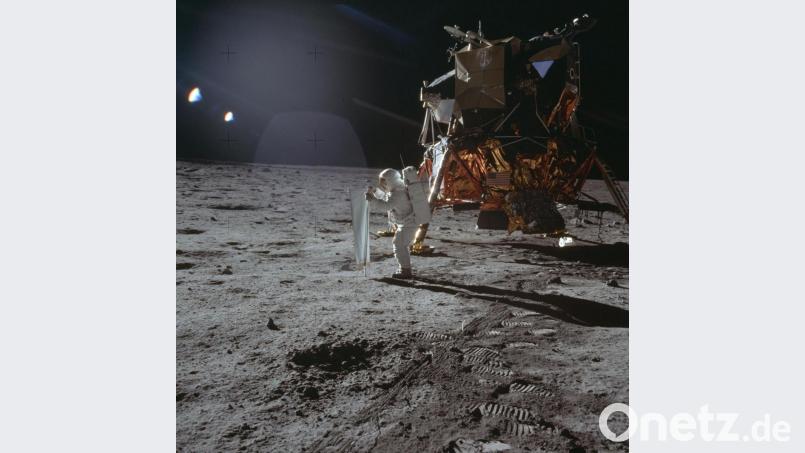 Am 20. Juli 1969 arbeitet der Apollo-11-Astronaut Buzz Aldrin an einem solaren Windversuchsgerät auf der Mondoberfläche. Am 20. Juli 2019 jährte sich die Mondlandung zum 50. Mal. Bild: Neil Armstrong/NASA/AP/dpa