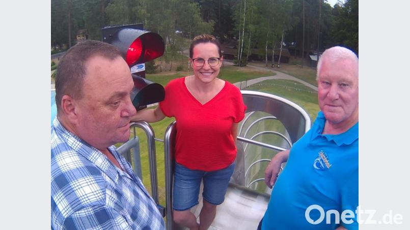 Ab sofort wird nur noch bei Grün gerutscht. Klaus Kunz, Ilona Forster und Oskar Dagner (von links) stellen am Freitag die neue Ampelanlage auf der Freefall-Rutsche vor. Bild: Kunz