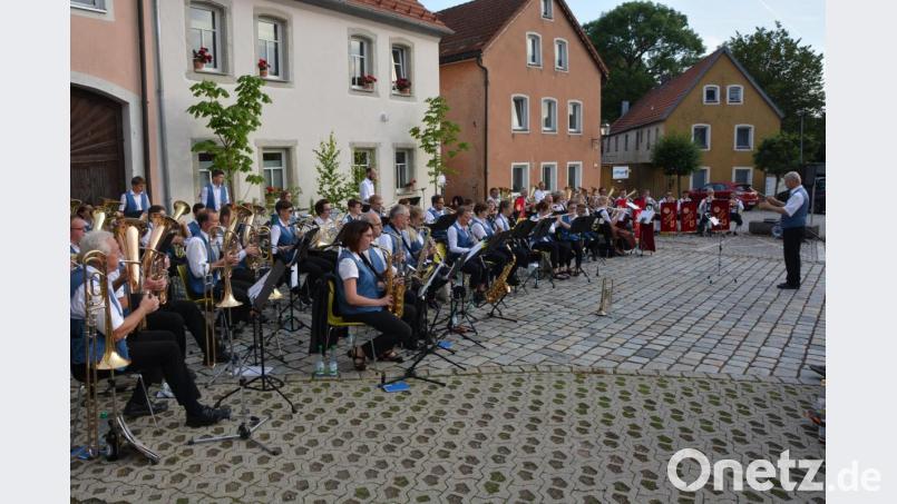 Einige Stücke spielten die Blaskapelle Konnersreuth (vorne) und die Blaskapelle Ernestgrün (hinten rechts) gemeinsam. Ganz rechts im Bild Dirigent Armin Scharnagl. Bild: jr