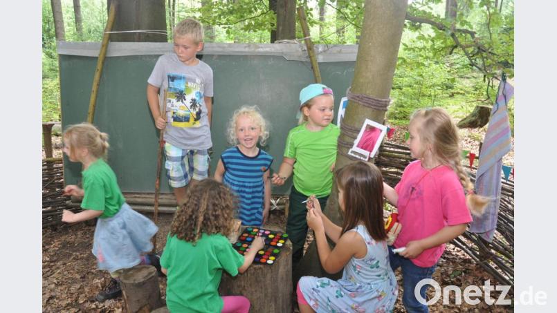 Beim Sommerfest der &quot;Wilden Wichtel&quot; ist Allerhand geboten. Frohsinn und Stimmung kennen keine Grenzen. Nach dem kurzen offiziellen Teil dürfen sich die Mädchen und Buben im Wald austoben und bei einem Spiele-Parcours ihre Geschicklichkeit beweisen. Bild: dob