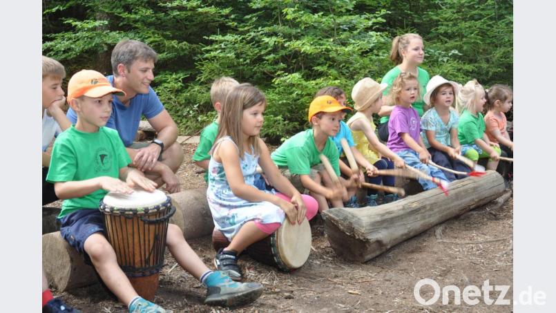 Beim Sommerfest der &quot;Wilden Wichtel&quot; ist Allerhand geboten. Frohsinn und Stimmung kennen keine Grenzen. Musik wird per Hand und Holz gemacht. Bild: dob