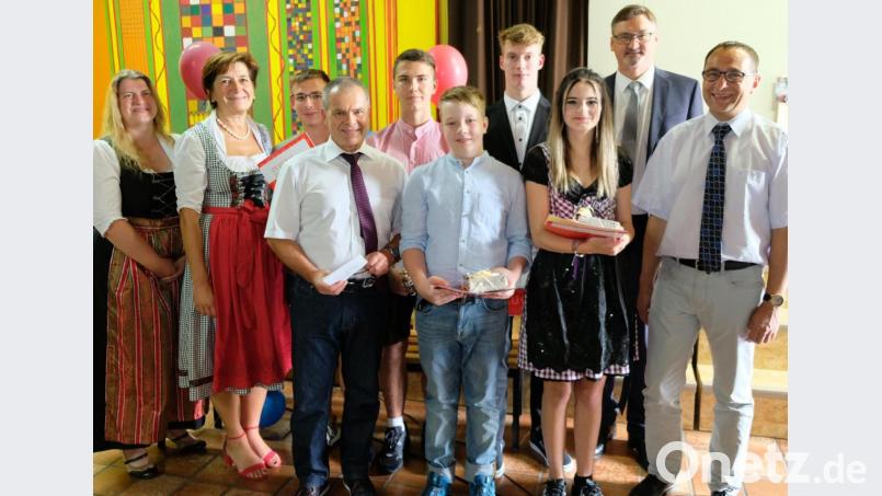 Die fünf Jahrgangsbesten mit einer Eins vor dem Komma wurden mit Geschenken bedacht. Elternbeiratsvorsitzende Beate Auer, Klassenlehrerin Angela Dausch, Rektor Siegfried Seeliger (vorne von links), Bürgermeister Hans Prechtl (Zweiter von rechts) und Konrektor Manfred Bösl (rechts) gratulierten zum Erfolg. Bild: mab