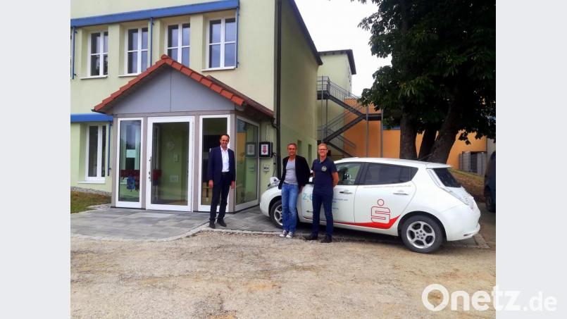 Den Strom für das gemeindeeigene E-Mobil kommt aus der Photovoltaik, berichten (links) Bürgermeister Hans-Jürgen Strehl und (rechts) Geschäftsstellenleiter Andreas Kredler dem Klimaschutz-Koordinator des Landkreises, Joachim Scheid. Bild: aja