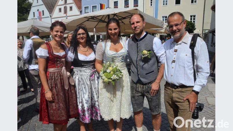 Gaben sich das Ja-Wort: Sarah Stangl und Dirk Goldschmidt mit Trauzeugin Theresa Stangl (links) und Brauteltern. Bild: Kunz