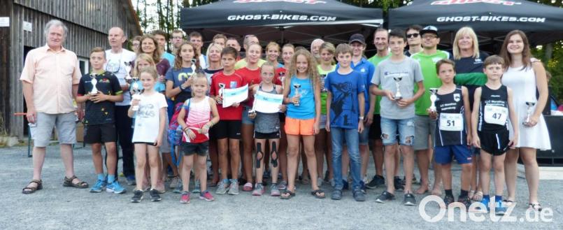 Die Gesamtsieger des OVL-Cups 2019 wurden nach dem letzten Lauf in Schönsee von Anton Bauernfeind (links), dem Vorsitzenden der Oberpfälzer Laufsport Freunde, ausgezeichnet. Bild: exb