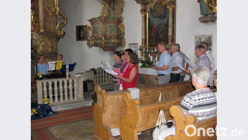 Das Duo Raureif begeistert zusammen mit den Kolping-Singers mit neuen geistlichen Liedern in St.Moritz. Bild: sei