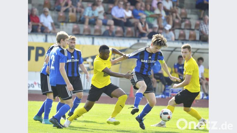 &lt;p&gt;Die Amberger Banding Jawara (Mitte links) und der dreifache Torschütze Martin Popp (rechts hinten) stellen den ballführenden Weidener Kapitän Tim Roith (Mitte), der in der 86. Spielminute mit Gelb-Rot vom Platz musste.&amp;nbsp;&lt;/p&gt;
 Bild: Ziegler
