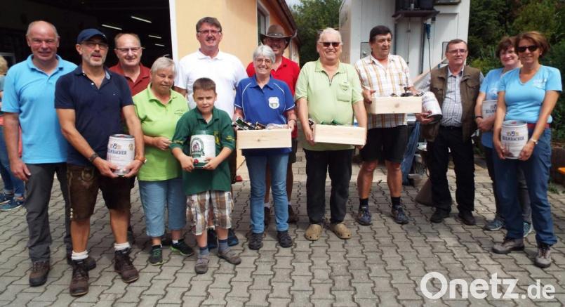 Nach der Siegerehrung die Vertreter der gruppenstärksten und örtlichen Teilnehmer, links Bgm Strehl, 5. Von links Vorstand Manfred Birner. Bild: e