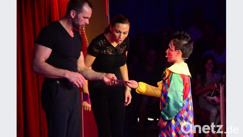 Hier haben Sie meine Eintrittskarte, die eigentlich einem anderen gehört. Ein Clown trickst seinen Sitznachbarn aus. Bild: Kunz