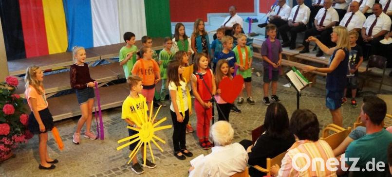 Die „heimlichen Stars“ des Konzerts waren die Kinder des Grundschulchors, die gesanglich und mit viel Farbe die Gäste erfreuten. Bild: weu
