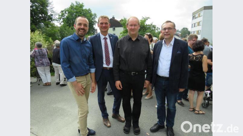 Pfarrgemeinderatsvorsitzender Ralph Bauer, Bürgermeister Ernst Schicketanz, Pfarrer Markus Nees und Kirchenpfleger Konrad Adam beim Stehempfang nach dem Gottesdienst. Bild: adj