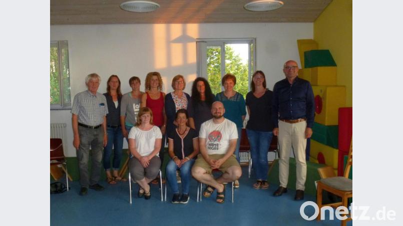 Bürgermeister Maximilian Beer (rechts) gratulierte der neugewählten Vorstandschaft des Kindergartens. Bild: mad