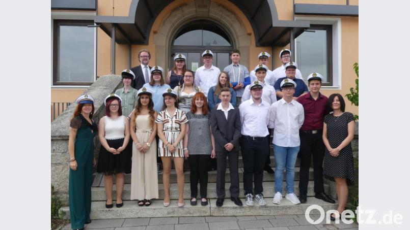 Rektor Wolfgang Bodensteiner (hinten, links) und die Klassenleiterinnen Anja Bräu (links) sowie Magdalena Kita (rechts) entlassen ihre Schüler ins Berufsleben und zu weiterführenden Bildungseinrichtungen. Bild: rn