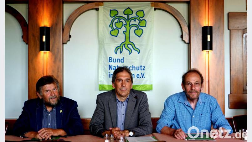 Der Bund Naturschutz stellt die Frage nach dem Sinn des Süd-Ost-Links. Herbert Barthel, Referent für Energie und Klimaschutz des Bund Naturschutz in Bayern, Reinhard Scheuerlein, BN-Regionalreferent für die Oberpfalz, und Klaus Pöhler (von links), Vorsitzender der Kreisgruppe Schwandorf, fordern ein Umdenken. Bild: Christopher Dotzler